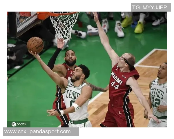 热火与绿军激战正酣视频直播全程回顾与精彩瞬间分享